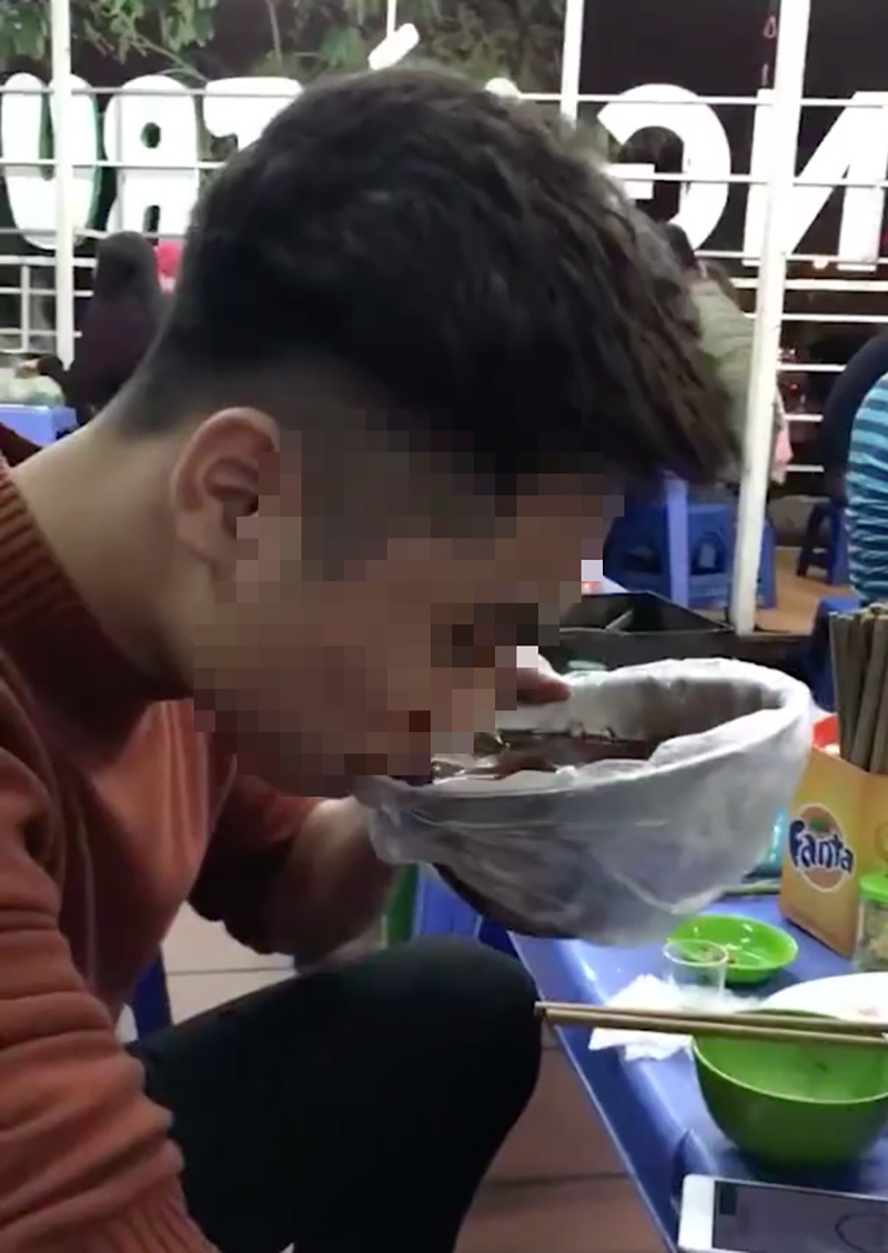 9X bất tỉnh sau khi uống hết bát rượu lớn đổi lấy 210.000 đồng